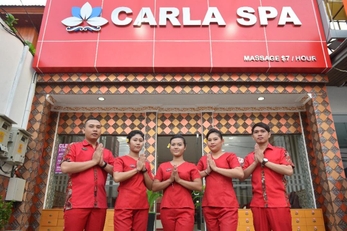 Carla Spa Kartika Plaza Lama 紅色招牌店面與工作人員
