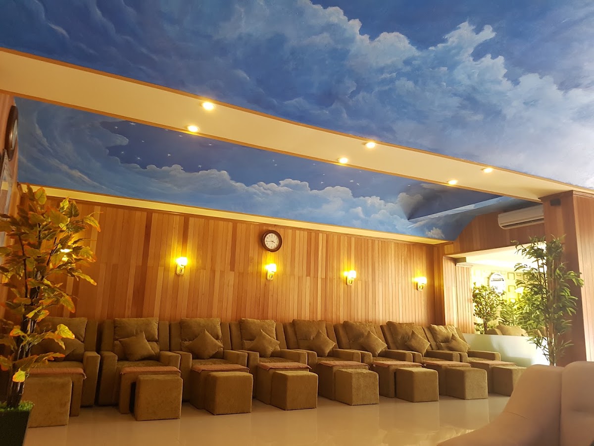 Kimberly Spa Kartika Plaza 雲彩天花板與按摩座椅（店家相簿，2017 年）
